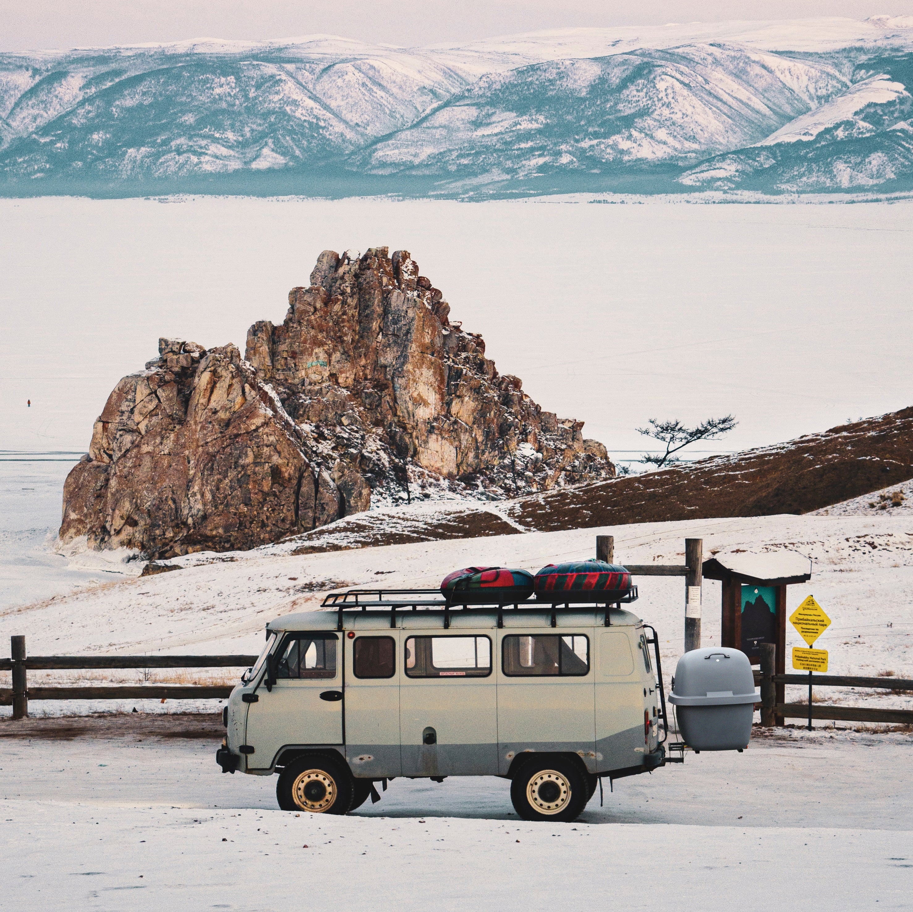 GearSpace Cargo Carrier on 4x4 Eurovan in snow